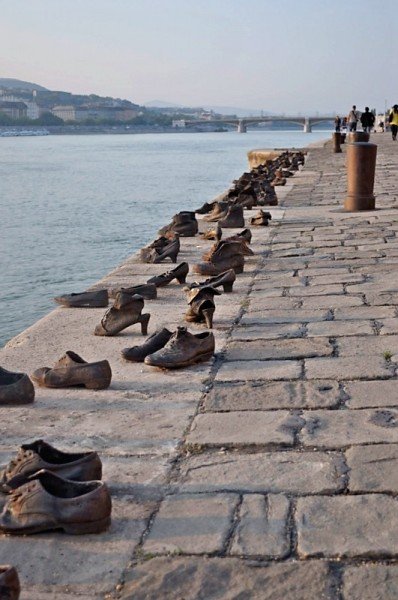 cipő a pesti rakparton