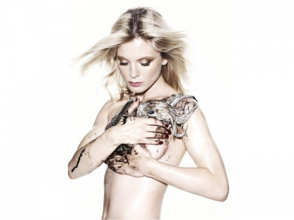 emilia-fox-with-a-squid-for-fishlove