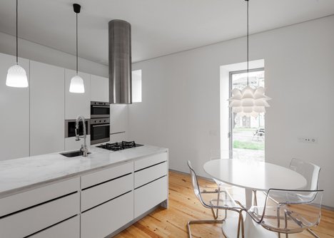 Three-Cusps-Chalet-by-Tiago-do-Vale-Architects_dezeen_121