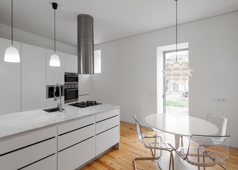 Three-Cusps-Chalet-by-Tiago-do-Vale-Architects_dezeen_ss_121