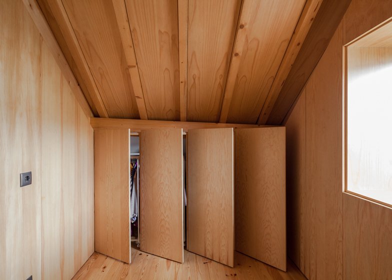 Three-Cusps-Chalet-by-Tiago-do-Vale-Architects_dezeen_ss_191