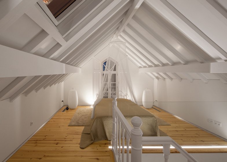 Three-Cusps-Chalet-by-Tiago-do-Vale-Architects_dezeen_ss_241