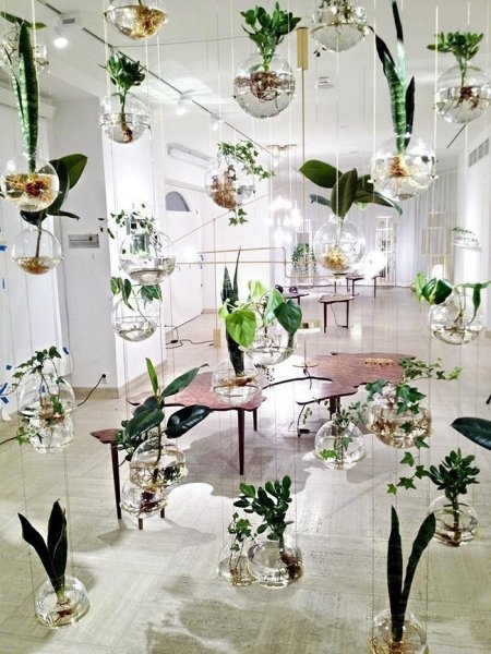 üvegömbök a téreb lógatva