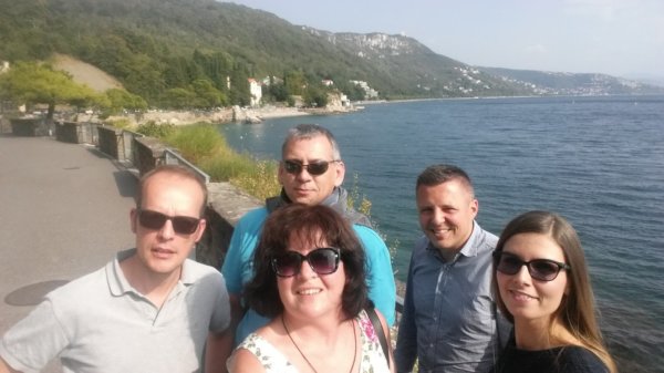 Hátunk mögött a trieszti öböl :) Ismerkedjetek meg két újabb útitársammal:  Szijjártó Krisztina debreceni tervező (TrendArt) és Hunyadi Sándor - középen meg én tesztelem a  szelfibotot.