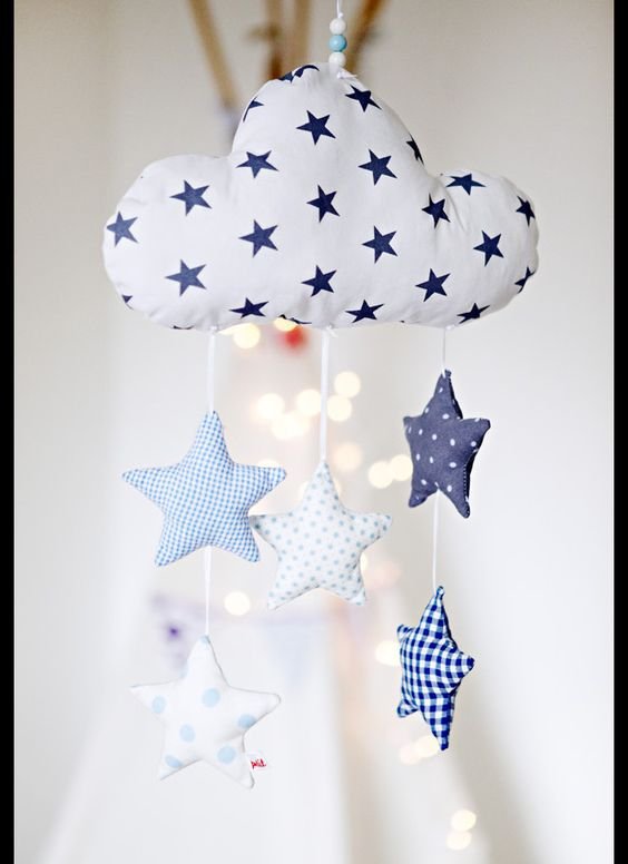 Liebevoll handgearbeitetes Mobile mit einer Wolke und fünf Sternen. Die Wolke und die Sterne sind aus verschiedenen Baumwollstoff genäht und mit Füllwatte gefüllt. Ein besonderes Geschenk zur...: 